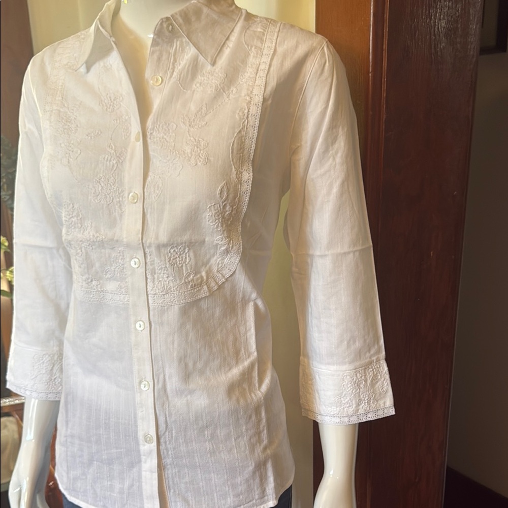 NWT northern reflections size small Elegant White Embroidered Women's Top